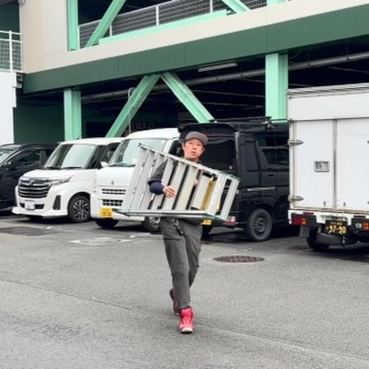現場への脚立の搬入（ELCのInstagram投稿）