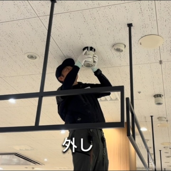 天井の照明器具の交換作業（ELCのInstagram投稿）