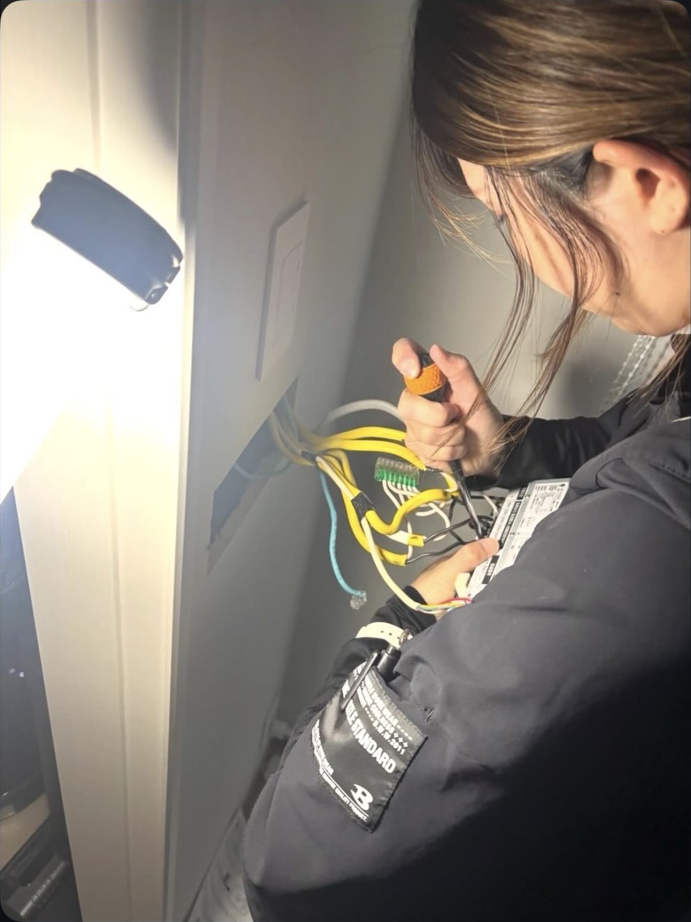 配線作業を行うELCの電工女子スタッフ